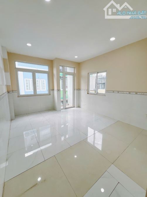 SÁT MẶT TIỀN CÓ 50 M XE HƠI Q4  NGANG 4.3 X 14 - 4 TẤM  HƠN 100 TRIỆU M - 2