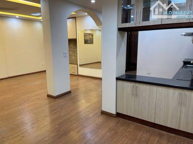 Cho thuê căn hộ T2 mặt đường Láng Hạ, Đống Đa. Giá: 12tr - 2