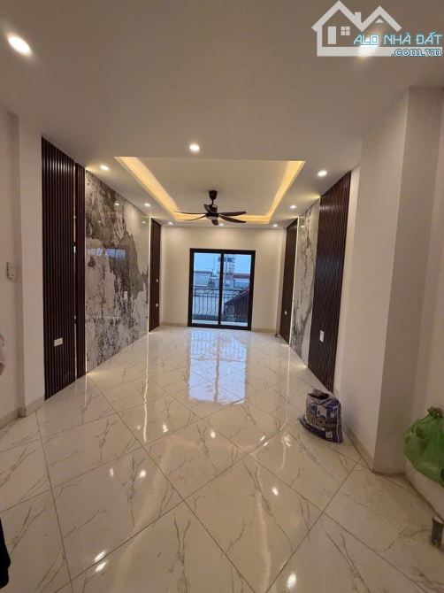 Phố Trạm - Thang máy - Ô tô 16 chỗ thông - chỉ 8.8 tỷ - 2