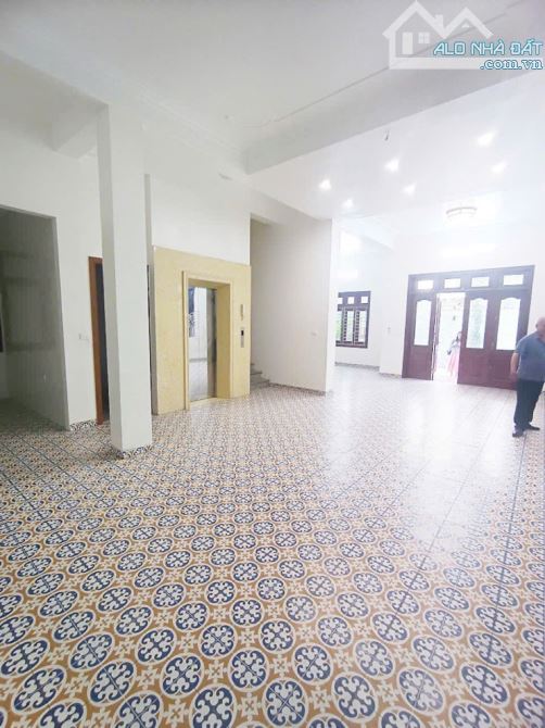 Cho thuê biệt thự Tố Hữu, Hà Đông. DT 210m2, 4 tầng thang máy. Lô góc 2 mặt thoáng - 3