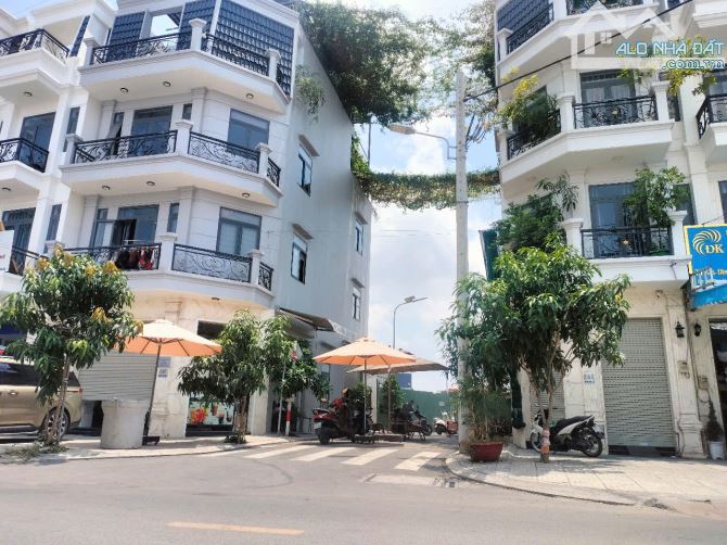 CĐT Nhà bán khu compound mặt tiền 3 lầu DTSD gần 300m2 sát chợ Bà Hom cũ - Tỉnh Lộ 10 - 3