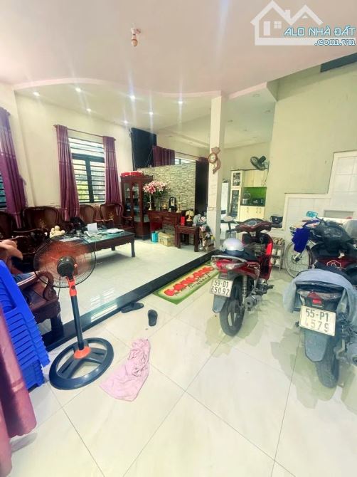 ĐỐI DIỆN AEON - GÓC 3 MẶT TIỀN - 2 TẦNG - 10❌10 - HẺM 6M THÔNG NHỈNH 9 - 3