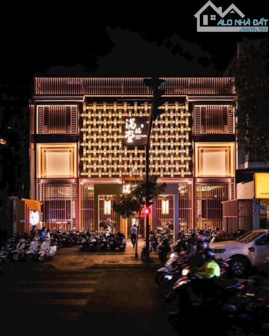 Siêu vị trí: Mặt tiền đoạn đẹp Phan Xích Long, DT: 16x16m, 4 Tầng , sẵn HĐ Thuê: 310 Triệu - 3