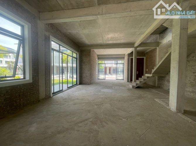 Siêu phẩm căn góc 3 tầng diện tích 168m2 ngang 10,5m dài 16m view thoáng mát 3 mặt tiền. - 3