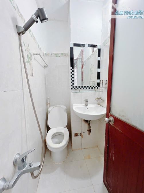 SÁT MẶT TIỀN CÓ 50 M XE HƠI Q4  NGANG 4.3 X 14 - 4 TẤM  HƠN 100 TRIỆU M - 3