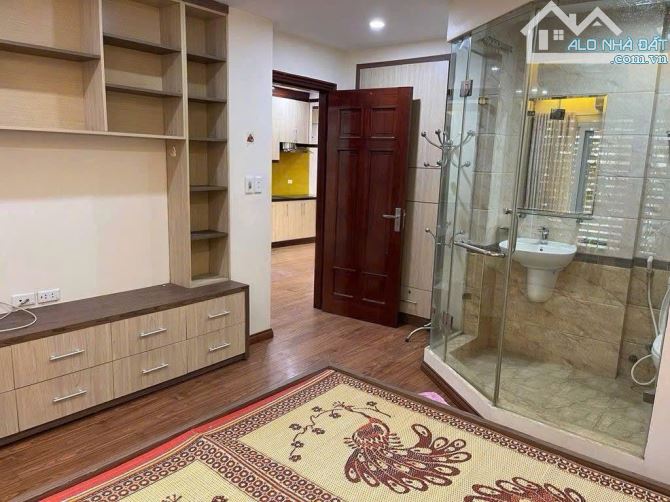 Cho thuê căn hộ T2 mặt đường Láng Hạ, Đống Đa. Giá: 12tr - 3