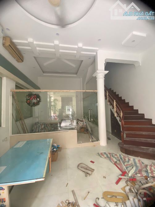 Cho thuê nhà nguyên căn lô góc Trần Quốc Hoàn. DT 50m2, 5 tầng. 22 triệu(tháng) - 4