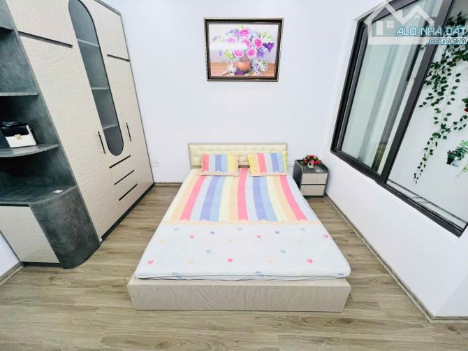 Hàng độc 10,5 tỷ, 50m2, 5 tầng nhà mới koong, thang máy, ngõ ba gác, 80m ra mặt phố