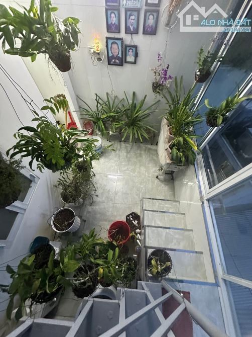 Nhà Đẹp 3 Tầng, Lê Thị Bạch Cát Quận 11, Hẻm 3M, 3PN-3WC, Ko QH,  Nhà Mới ở ngay, Nhỉnh 4 - 4