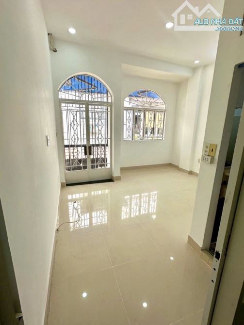 Bán gấp nhà đẹp ở ngay Âu Dương Lân, cách hẻm xe hơi 15m, 41m2, ngang 4.1m, SHR, HCĐ. - 4