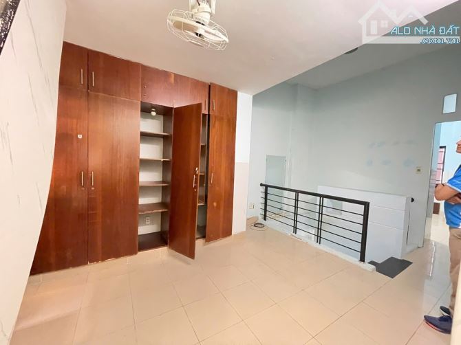 Chỉ 5 tỷ TL, nhà 2 tầng, 37m2, 3.2x10m, nở hậu 5.8m, gần CC Bàu Cát 2 - 4