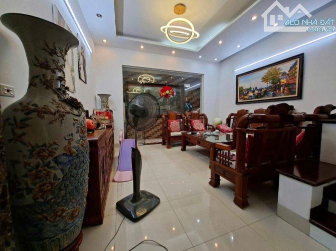 Bán nhà phố Phạm Tuấn Tài, Đặng Thuỳ Trâm, 2 Ôtô tránh, Vỉa hè 3m, Ô chờ thang máy.DT 58m2 - 4
