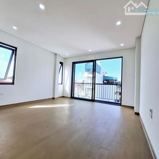 HIẾM. NHÀ LÔ GÓC PHỐ SÀI ĐỒNG 40M2, 6T THANG MÁY. MT 4.5M, Ô TÔ CẠNH NHÀ - 8 TỶ - 4