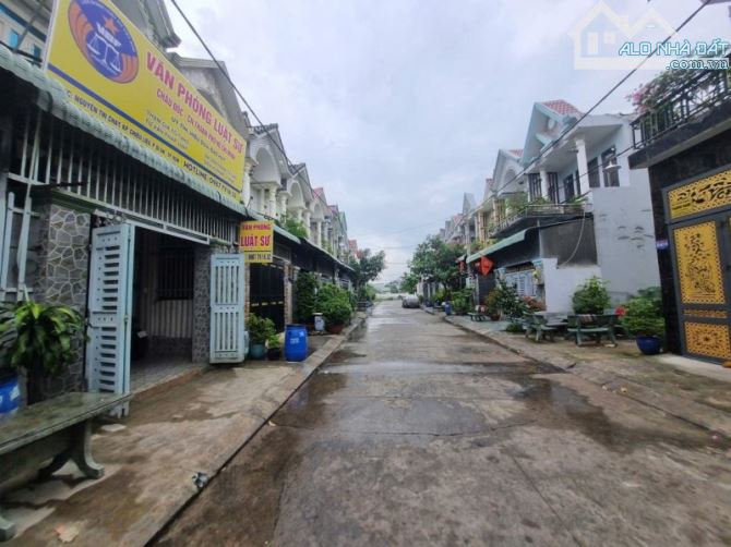 Bán nhà 2 Tầng DĩAn,SHR đường 2 xe hơi thông,gần chợ Tân Long - 4