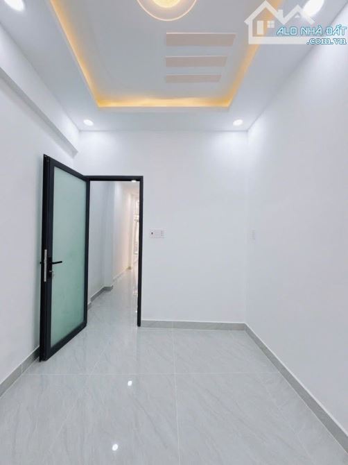 BÁN NHÀ MỚI ĐẸP 2 TẤM QUẬN 4 DT 45m2 HẺM 1/ SÁT MT KHU DÂN CƯ 3PN + 2WC GIÁ 4TỈ 5 TL - 4