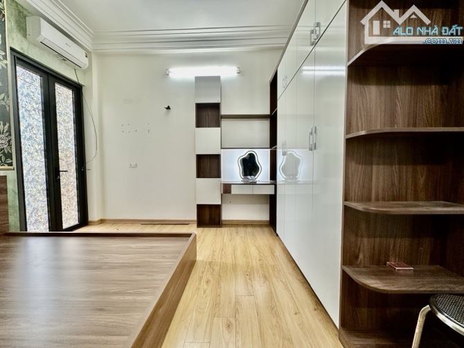 SỐC , ĐÔNG THIÊN VĨNH HƯNG NHÀ MỚI 42M 4T SÁT TRƯỜNG , FULL NỘI THẤT XỊN GIÁ 6 TỶ - 4