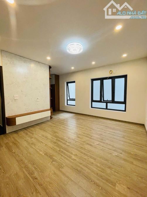 NHÀ PHÂN LÔ 1 NHÀ RA PHỐ VỈA HÈ  Ô TÔ 16 CHỖ RỘNG 70m 6 TẦNG 29 TỶ HOÀNG QUỐC VIỆT - 4