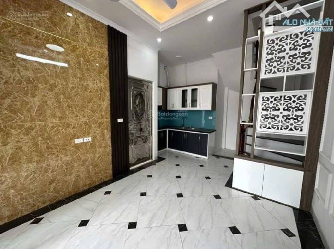 Bán nhà Nguyễn Khoái. Nhà mặt đường - Ô tô đỗ cổng. Công năng - tiện ích đủ đầy. - 5