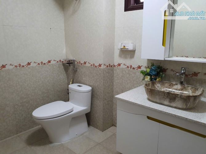 Bán nhà lô góc Mai Dịch-Trần Vỹ hai thoáng, ô tô tránh vỉa hè rộng, 65m2 5T, mặt tiền 5m - 5