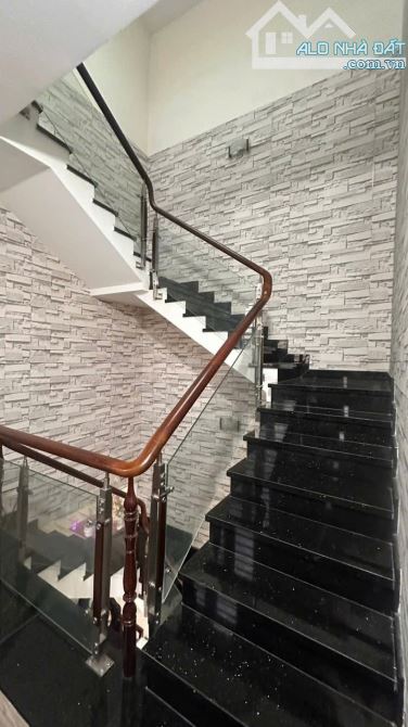 Nhà đẹp 2 lầu diện tích khủng 4,7mx22,5m ĐHT06 ngay công viên KDC an sương q12 - 5