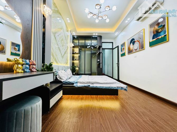 Hiếm! Nhà Nguyễn Văn Huyên, ô tô đỗ cửa, 50m ra phố, nhà đẹp dân xây, ở ngay 32m2*5T - 5
