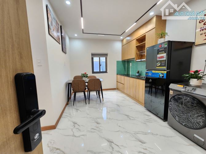 Toà CHDV - AirBnB thu nhập 250 triệu/tháng. DT: 8x20,5m. Hẻm VIP Bến Thành- Đông khách DL - 5