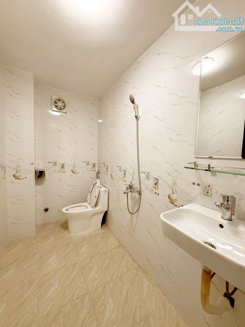 BÁN NHÀ PHÂN LÔ TÔ VĨNH DIỆN- dt 60mX 4 tầng- 2 thoáng- 15M ra oto tránh. - 5
