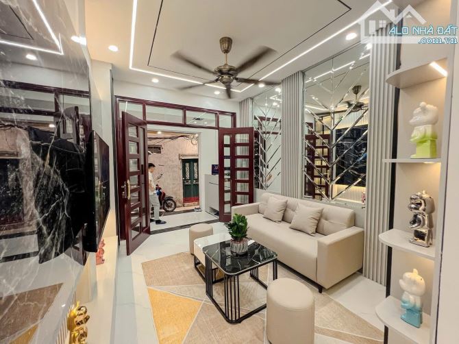 Bán nhà phố Phạm Tuấn Tài - Hoàng Quốc Việt, 2 ô tô tránh, ngõ thông, vỉa hè. DT 68m2 - 5