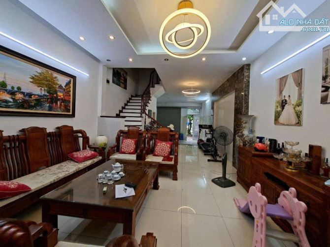 Bán nhà phố Phạm Tuấn Tài, Đặng Thuỳ Trâm, 2 Ôtô tránh, Vỉa hè 3m, Ô chờ thang máy.DT 58m2 - 5