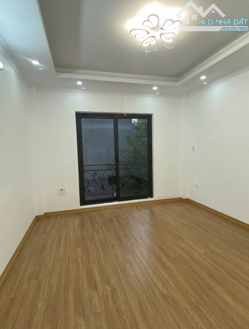 Bán nhà Thạch Bàn, Long Biên 30m2, 5 tầng, ô tô đỗ gần, 5.75 tỷ - 5