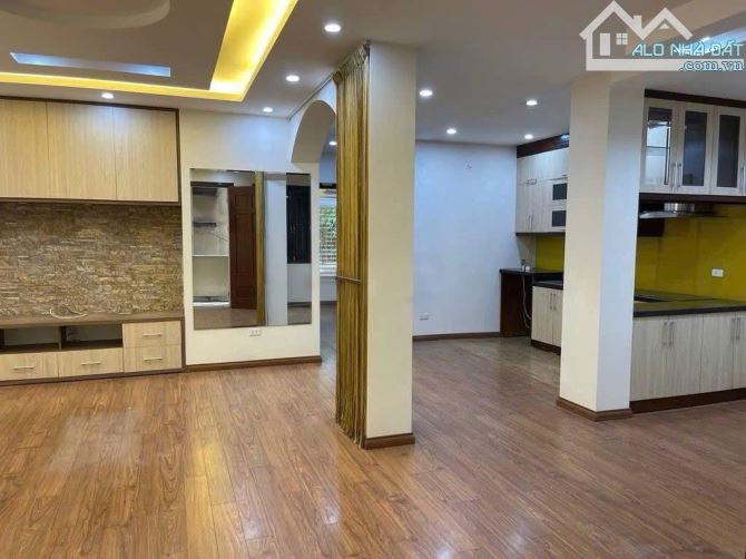 Cho thuê căn hộ T2 mặt đường Láng Hạ, Đống Đa. Giá: 12tr - 5