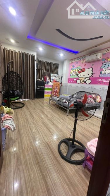Nhà đẹp 2 lầu diện tích khủng 4,7mx22,5m ĐHT06 ngay công viên KDC an sương q12 - 6