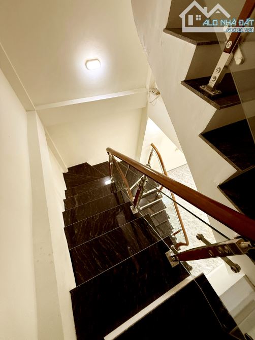 BÁN NHÀ PHÂN LÔ TÔ VĨNH DIỆN- dt 60mX 4 tầng- 2 thoáng- 15M ra oto tránh. - 6