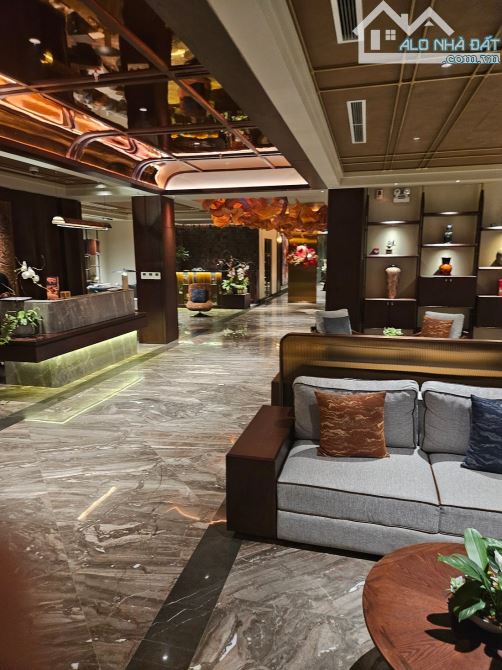 Chủ ngộp Bank giảm 100 tỷ - Khách sạn 5* Phố Cổ - 560m2 - 11 tầng - MT 25m - 1680 tỷ