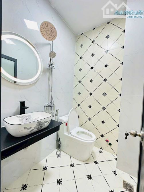 NHÀ CẠNH CHỢ, 70M2 - 3PN - ÔTÔ ĐỖ CỬA - 4TỶ68.. - 7