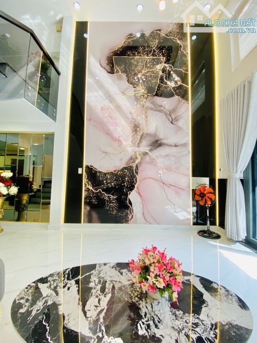 HẺM 6M XE HƠI ĐỖ CỬA, SÁT QUẬN 7, 50M2, 4PN, NHÀ ĐẸP 4 TẦNG TẶNG HẾT NỘI THẤT, CHỈ 6.1 TỶ - 7