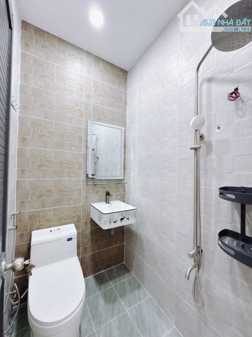 BÁN NHÀ MỚI ĐẸP 2 TẤM QUẬN 4 DT 45m2 HẺM 1/ SÁT MT KHU DÂN CƯ 3PN + 2WC GIÁ 4TỈ 5 TL - 7