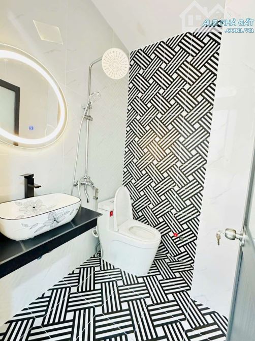 NHÀ CẠNH CHỢ, 70M2 - 3PN - ÔTÔ ĐỖ CỬA - 4TỶ68.. - 8
