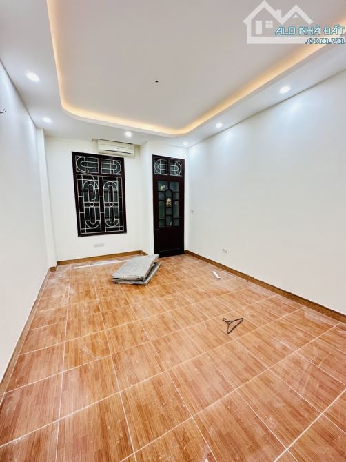 SIÊU PHẨM PHÂN LÔ – 5 TẦNG MỚI – NGÕ RỘNG THOÁNG – CÁCH Ô TÔ CHỈ 40M – NGUYỄN KHOÁI - 8