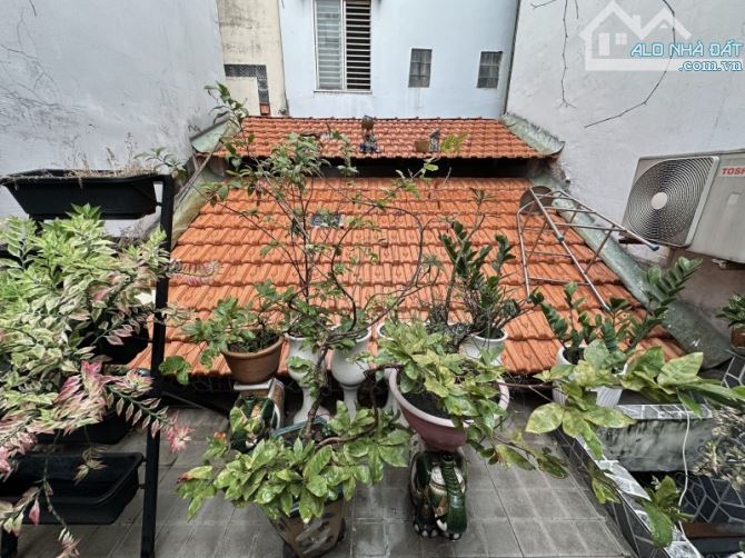 Gấp bán nhà hẻm xe hơi Quận 3 - 72m2 (4 x 18) sổ vuông - Gần mặt tiền đường Cách Mạng T8 - 9