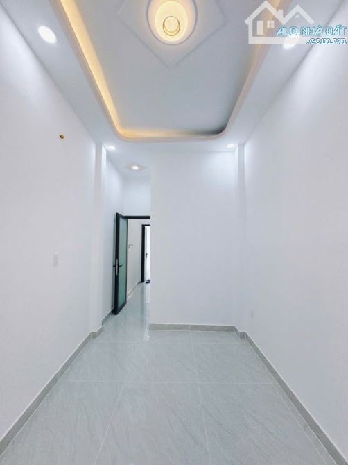 BÁN NHÀ MỚI ĐẸP 2 TẤM QUẬN 4 DT 45m2 HẺM 1/ SÁT MT KHU DÂN CƯ 3PN + 2WC GIÁ 4TỈ 5 TL - 9