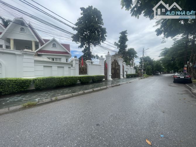Bán Đất Mặt Đường Đông An Diện tích:121 m² ( Mặt Tiền 5.5m + lưu không = 6m