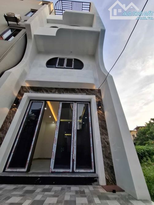 nhà mới xây còn thơm mùi sơn 4 tầng ,mai lâm gần cầu đông trù, vin cổ loa