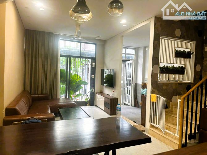 cho thuê nhà full nội thất 150m2 hẻm xe hơi phường Linh Trung gần ĐH ngân hàng