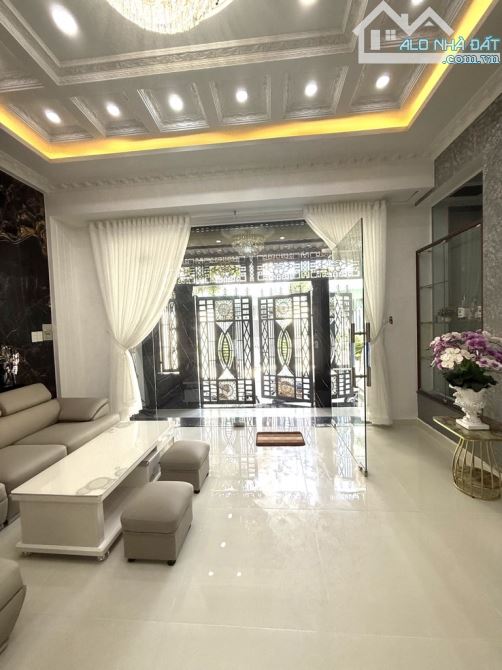 Bán Nhà Phố Ngang 9m, 3 Tầng, Gara Ô Tô, Full Nội Thất Gỗ, Gần Phú Mỹ Hưng