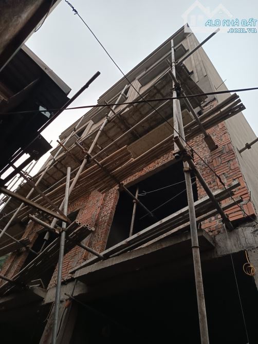 Bán nhà Quốc lộ 32 Thị Trấn Trạm Trôi, 37m2, 5 tầng, mặt tiền 5.3m, giá 5.35 tỷ