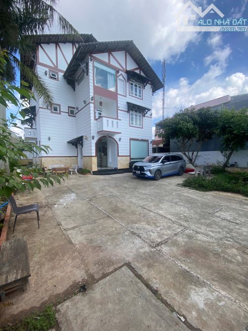 VILLA MẶT TIỀN ĐƯỜNG NGUYÊN TỬ LỰC 450M2 NGANG 15M 4 TẦNG 13P 14WC CÁCH HỒ 1,4KM GIÁ 31 TỶ