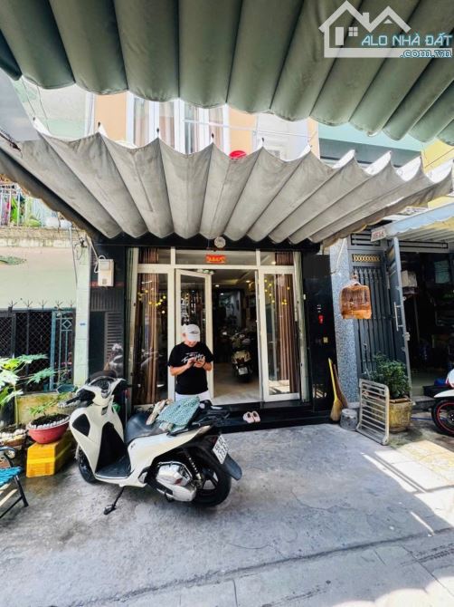 Nhà mới, ô tô đậu cửa, gần T.mobil Nguyễn Sơn, 4.6 tỷ