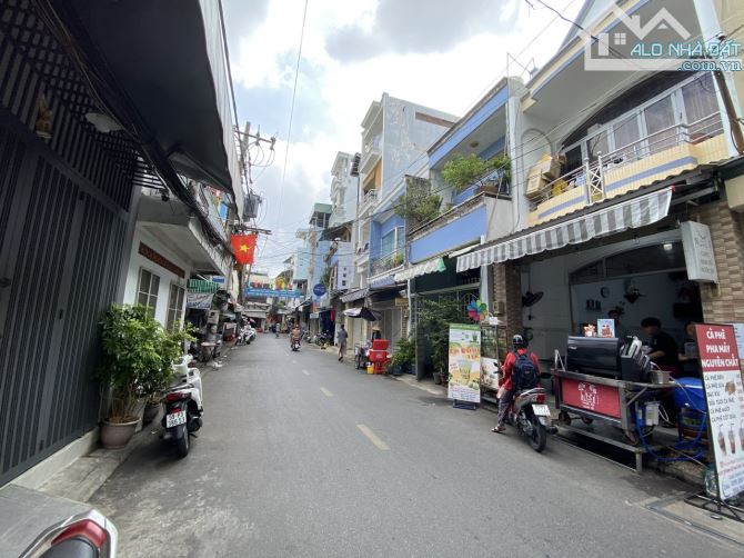 Gần chợ !!! Chỉ 140tr/m2 nhà mặt tiền 200 Đất Thánh, Quận Tân Bình, DT: 4,2x28m, 3 tầng