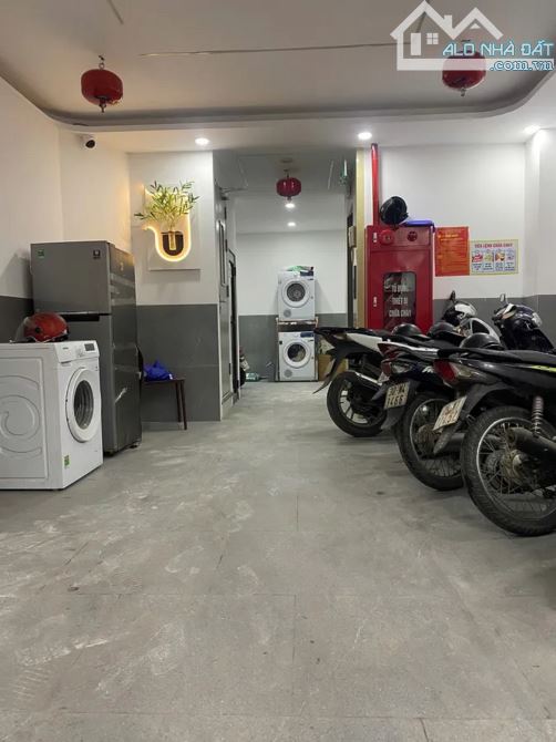 Bán CHDV Phạm Văn Đồng, thang máy, Full nội thất, 15 phòng, DT: 53m2, 6 tầng